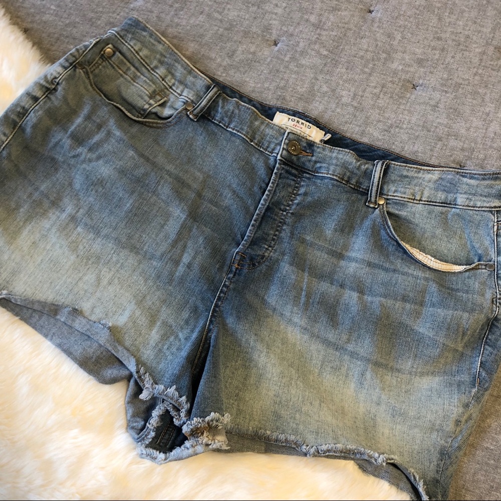 Torrid light wash cut-off denim shorts sz.26